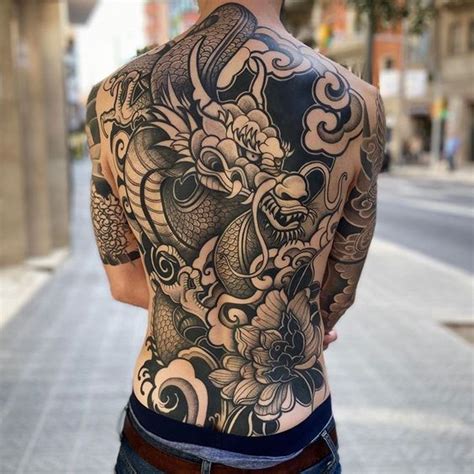 tatuagem masculina costas pequena|Tatuagens masculinas nas costas: 65 fotos e dicas。